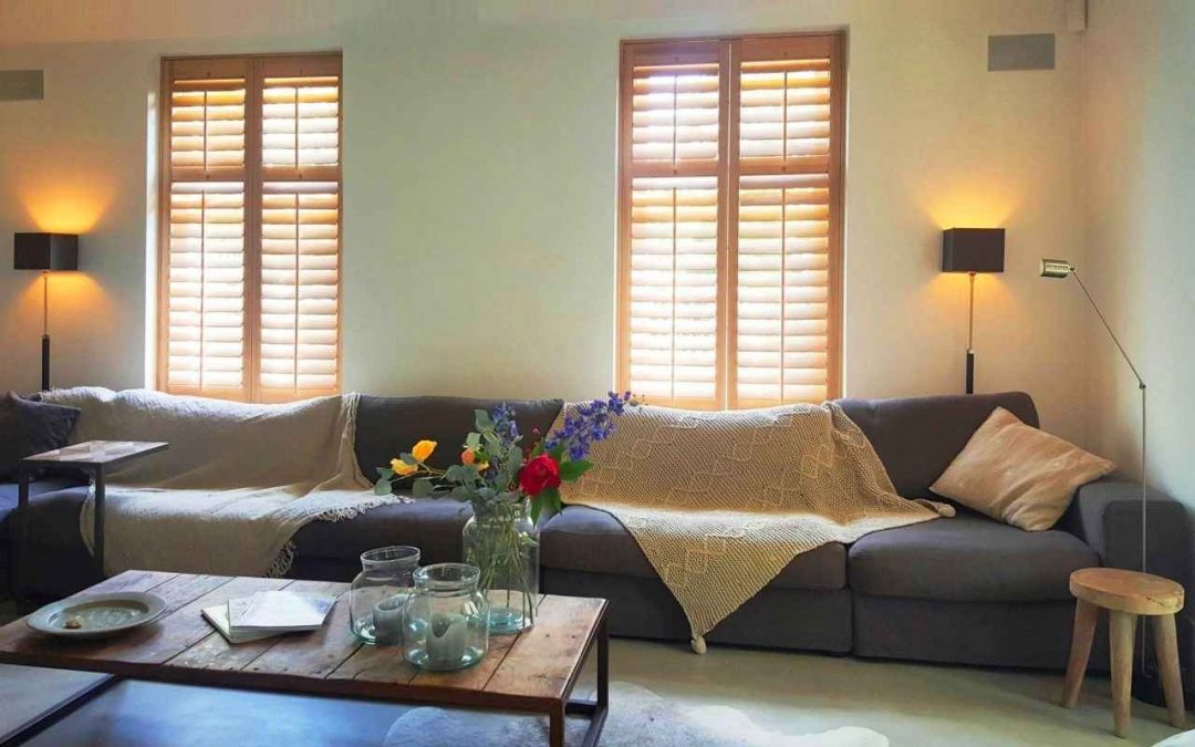 Eiken shutters in interieur met natuurlijke materialen