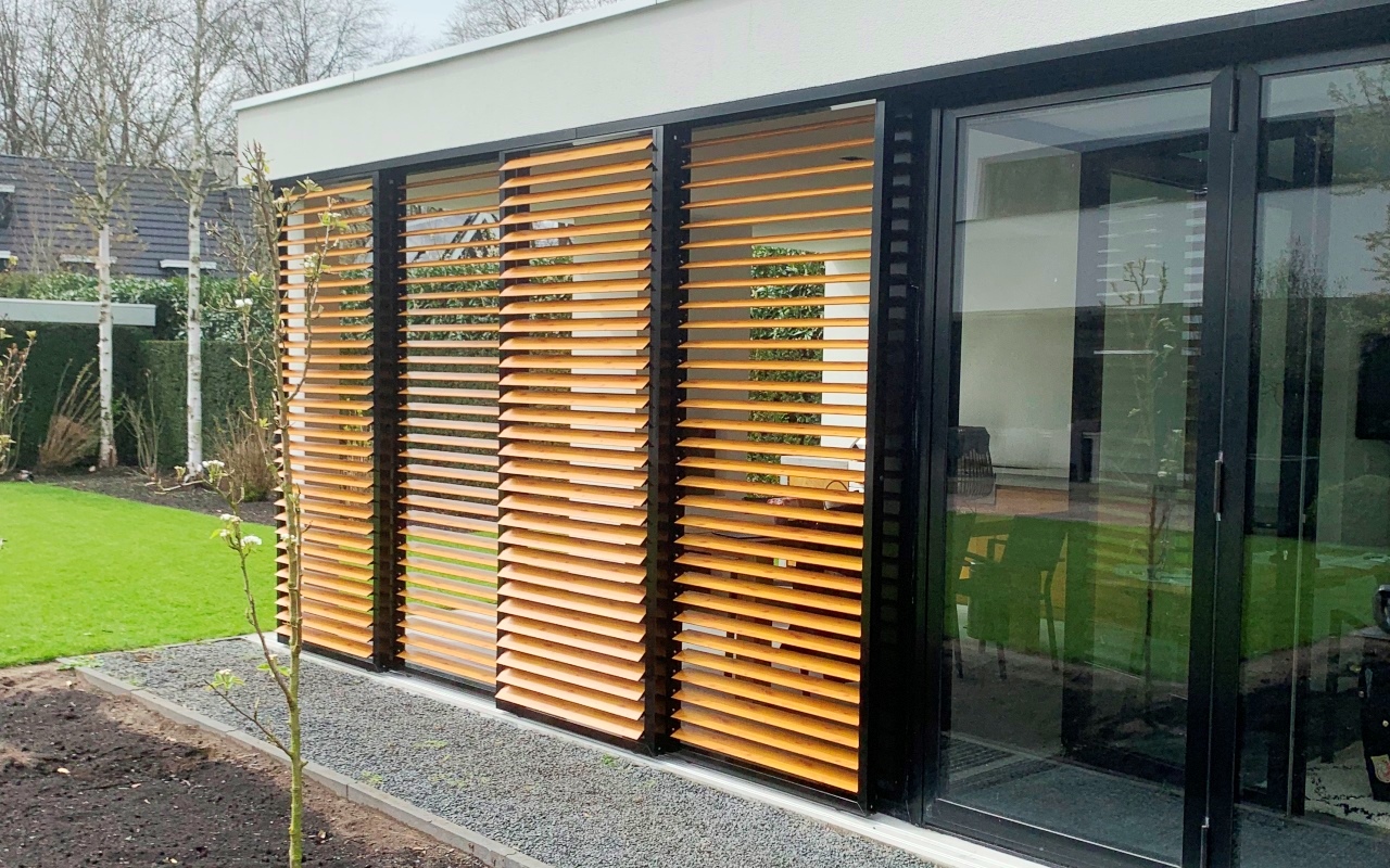 aluminium buitenshutters, schuifpanelen met kantelbare louvers voor het terras, overkapping of veranda.