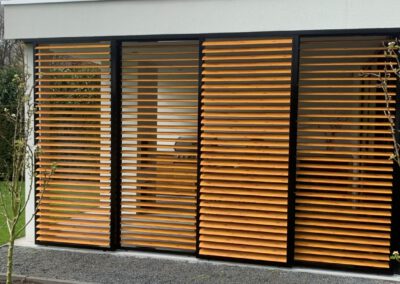 aluminium buitenshutters, schuifpanelen met kantelbare louvers voor het terras, overkapping of veranda.